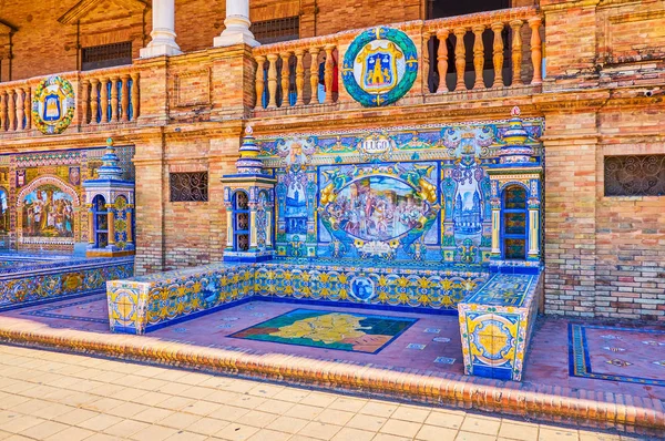 Le scenografiche panchine in ceramica di Plaza de Espana a Siviglia — Foto Stock