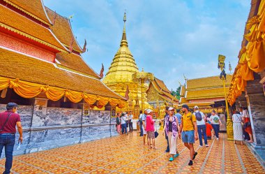 Wat Phra 'nın avlusu Doi Suthep tapınağı, Chiang Mai, Th