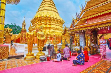 Wat Phra 'daki ortak dua Doi Suthep tapınağı, Chiang Mai