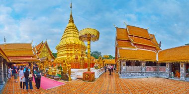 Wat Phra 'nın kalabalık sarayı Doi Suthep Tapınağı, Chiang Mai