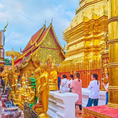 Wat Phra 'nın altın heykelleri Doi Suthep tapınağı, Chiang Ma