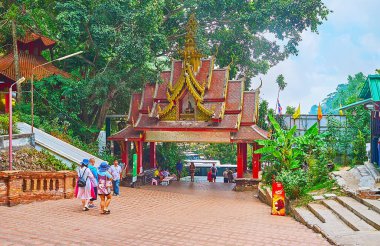 Wat Phra 'nın merdivenlerindeki kapı Doi Suthep Tapınağı, Chian