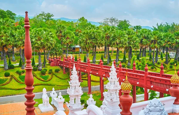 Jembatan Ochre di Taman Rajapruek, Chiang Mai, Thailand — Stok Foto