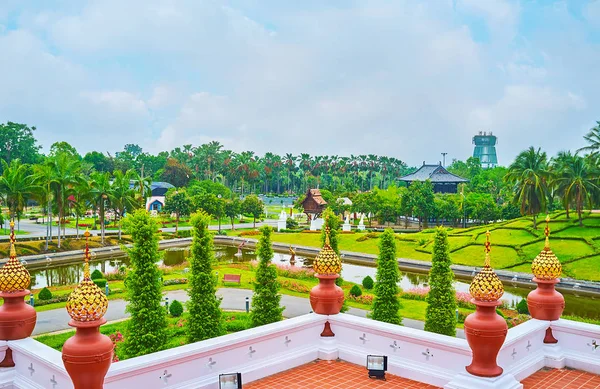 La vista desde la terraza al aire libre del pabellón real, parque Rajapruek — Foto de Stock
