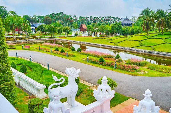 El callejón a lo largo del estanque, Rajapruek park, Chiang Mai, Tailandia — Foto de Stock