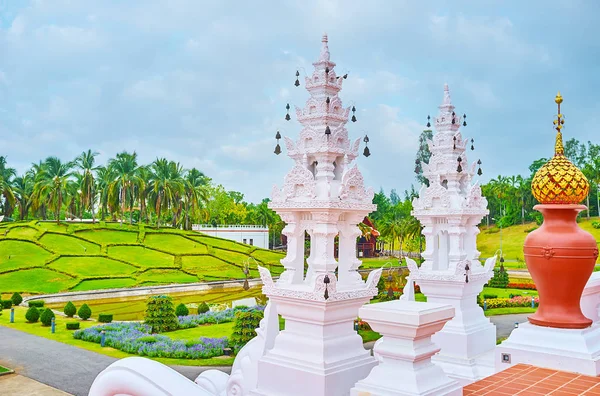 Mondops decorativos con campanas, Rajapruek parque, Chiang Mai, Thail —  Fotos de Stock