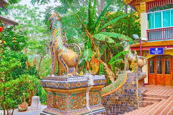 Vergoldete Singha-Löwen, Tempel Wat Phra That Doi Suthep, Chiang Mai, — Stockfoto