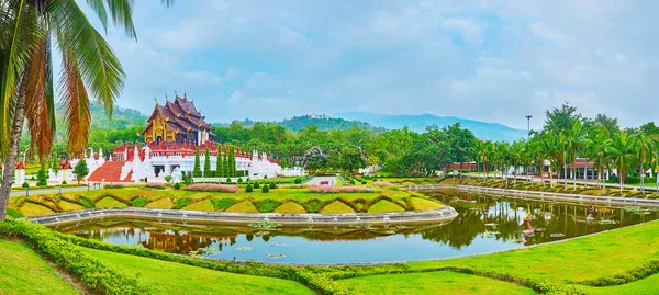 Panorama dengan Royal paviliun dan kolam, Taman Rajapruek, Chiang Ma — Stok Foto