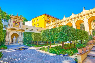 Sevill 'deki Alcazar Sarayı' ndaki tarihi avlunun panoraması