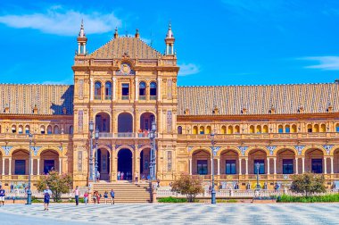 Sevilla 'daki Plaza de Espana' da turistler
