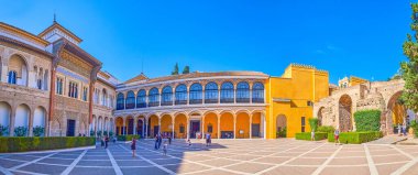 Sevilla 'daki Alcazar Sarayı' nda Patio de la Monteria Panoraması.