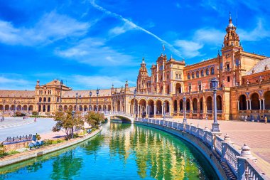 Sevilla 'daki Plaza de Espana' daki geniş kanal.