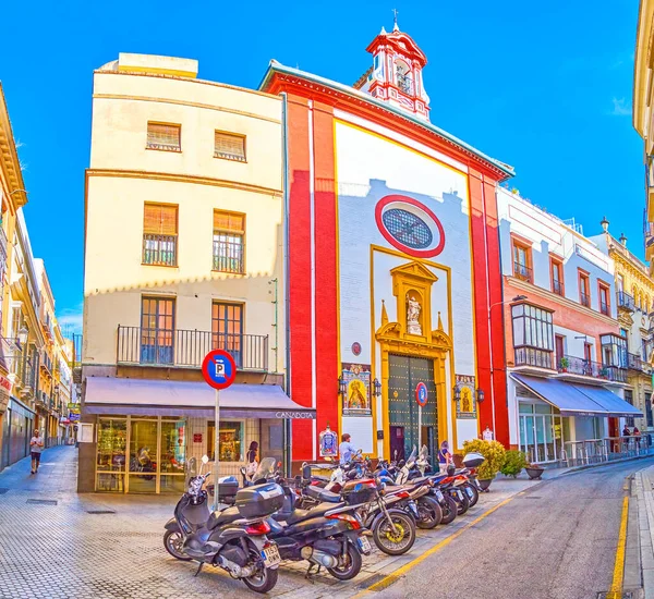 La petite place avec Cahpel à Séville médiévale, Espagne — Photo