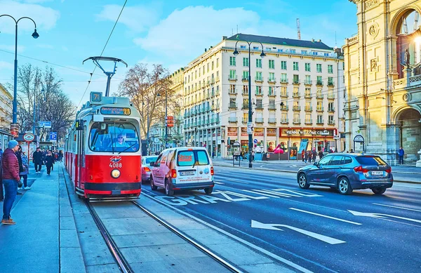 Die rote Straßenbahn in Wien, Österreich — Stockfoto