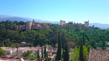 Muhteşem ortaçağ Alhambra kompleksi arka planda görülen Sierra Nevada dağlarının yemyeşil ve siluetleriyle çevrilidir: Granada, İspanya