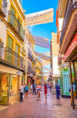 Tepesinde kanatları olan turist sokağı, Sevilla, İspanya