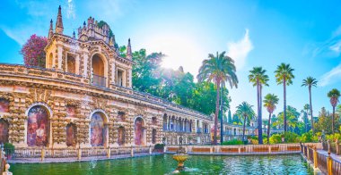 S 'deki Royal Alcazar Gardens' taki Grotesque Galerisi ve gölet.