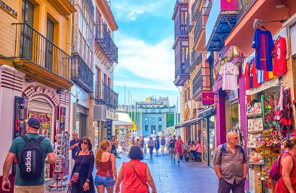 Séta a turisztikai negyedben Sevilla, Spanyolország — Stock Fotó
