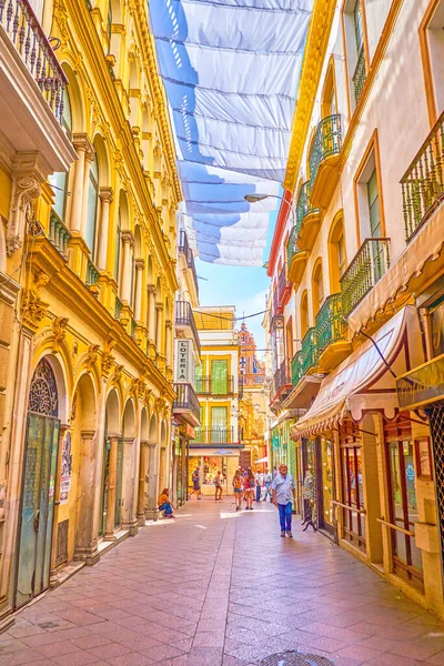 Den smala gatan i gamla stan i Sevilla, Spanien — Stockfoto