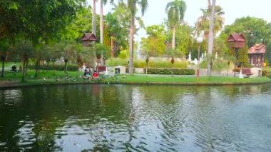 Chiang Mai, Tayland - 4 Mayıs 2019: Buak Hard halk parkı yürüyüş, yürüyüş, aile pikniği ve serin gölet kıyısındaki ağaçların gölgesinde dinlenmek için mükemmel bir yerdir.