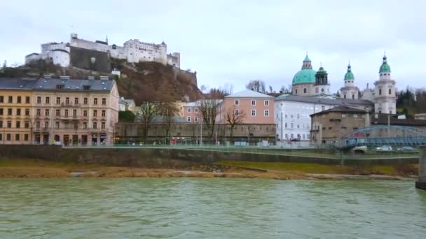 Fiume Salzach Scorre Veloce Fronte Alla Vecchia Riva Della Città — Video Stock