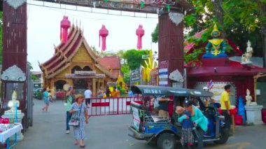 Chiang Mai, Tayland - 4 Mayıs 2019: Tuk tuk taksisi, 4 Mayıs 'ta Chiang Mai' de, kırmızı Lanna fenerleriyle süslenmiş Wat Sri Suphan (Gümüş Tapınak) kapısına yolcu getirdi.