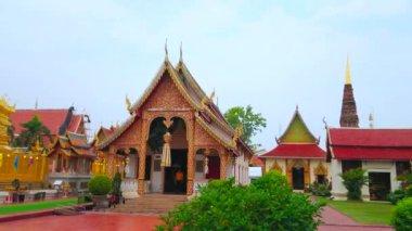 LAMPHUN, THAILAND - 8 Mayıs 2019: Viharn (salon) Phra Chao Lawo, Phra Maha ile Hariphunchai Tapınağı Panoraması