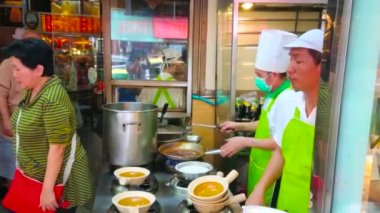 Bangkok, Tayland - 12 Mayıs 2019: Koridorda yer alan Çin lokantasının mutfağı ve aşçılar Yaowarat yolu, Çin Mahallesi 'nde 12 Mayıs' ta Çin Mahallesi 'nde yemek hazırlıyor.