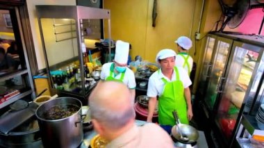 Bangkok, Tayland - 12 Mayıs 2019: Çin lokantasının mutfağı - aşçılar Çin mutfağı Yaowarat Yolu, Çin Mahallesi, 12 Mayıs 'ta Bangkok' ta farklı yemekler hazırlıyorlar.