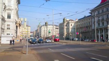 Viyana, Avusturya - 18 Şubat 2019: Hızlı trafiği, parlak kırmızı tramvayları, klasik binicilik ve bronz binicilik heykelleriyle dolu yoğun Schwarzenberg Meydanı, 18 Şubat 'ta Viyana' da.