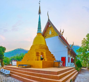 Wat Phra Mae Yen Tapınağı 'nın ubosot (kordinasyon salonu) arkasındaki süslü hti şemsiyeli yaldız çadırı, Pai, Tayland