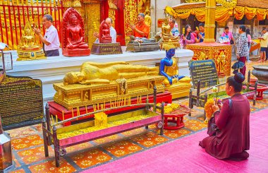 Chiang Mai, Tayland - 7 Mayıs 2019: Budist dindar, 7 Mayıs 'ta Chiang Mai' de, Wat Phra 'da uzanan Buda tapınağında dua ederken