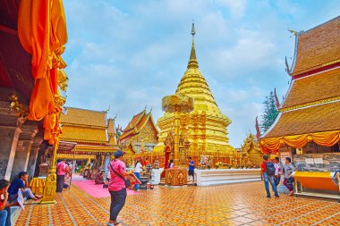 Chiang Mai, Tayland - 7 Mayıs 2019: Wat Phra That Doi Suthep tapınağı kompleksi Lanna tarzı wihans (türbeler), güzel chatra törensel şemsiyesi ve hti finali ile süslenmiş çadırı (stupa), 7 Mayıs 'ta Chiang Mai' de