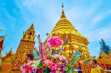 Chiang Mai, Tayland - 7 Mayıs 2019 Wat Phra 'nın altın çadırı Doi Suthep tapınağı önplanda çiçek ve para adağı ile 7 Mayıs' ta Chiang Mai 'de