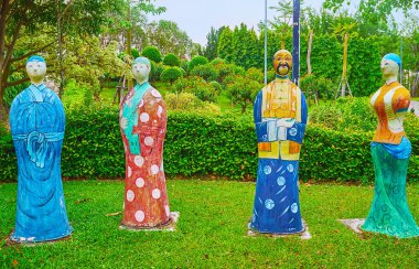 Chiang Mai, Tayland - 7 Mayıs 2019: Rajapruek parkının yabancı ziyaretçi grubunun 7 Mayıs 'ta Chiang Mai' de farklı ülke ve kültürlerin kıyafetlerini giydiği kurgu