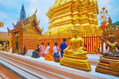 Chiang Mai, Tayland - 7 Mayıs 2019: Wat Phra 'nın altın çedi' si Doi Suthep Tapınağı 'nda altın Buda resimleri ve Lanna tarzı mondop (mini-pavyon) ile süslenmiştir, 7 Mayıs' ta Chiang Mai 'de