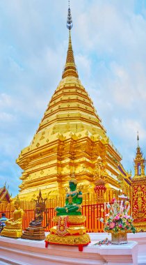 Chiang Mai, Tayland - 7 Mayıs 2019: Wat Phra 'nın dikey manzarası Doi Suthep altın çedi karmaşık hti finali ve ön planda Zümrüt Buda resmi modeliyle 7 Mayıs' ta Chiang Mai