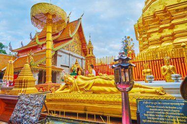 Chiang Mai, Tayland - 7 Mayıs 2019: Wat Phra That Doi Suthep tapınağındaki sunak, 7 Mayıs 'ta Chiang Mai' de dantel benzeri desenler ve bambu benzeri sırıkla süslenmiş, Buda görüntüsü ve uzun chatra tören şemsiyesi ile