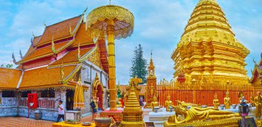 Chiang Mai, Tayland - 7 Mayıs 2019: Wat Phra Doi Suthep kompleksi altın Chedi (stupa), süslü Chatra şemsiye, Lanna style wihan (türbe) ve Buddha Images, 7 Mayıs 'ta Chiang Mai' de