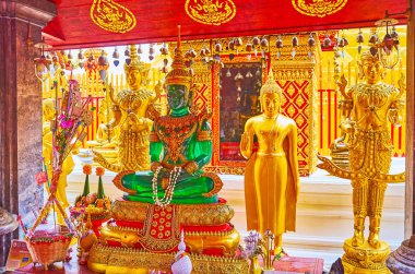 Chiang Mai, Tayland - 7 Mayıs 2019: Zümrüt Buddha 'nın Wat Phra Doi Suthep tapınağındaki (türbede) zengin dekore edilmiş modeli, 7 Mayıs' ta Chiang Mai 'de