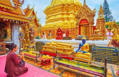 Chiang Mai, Tayland - 7 Mayıs 2019 Wat Phra That Doi Suthep Tapınağı 'nın süslü Buda sunağı, 7 Mayıs' ta Chiang Mai Tapınağı 'nda