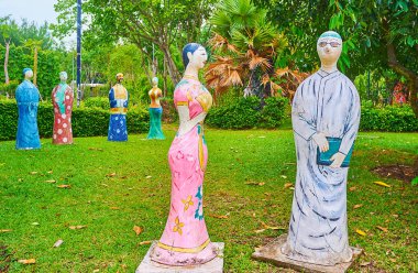 Chiang Mai, Tayland - 7 Mayıs 2019: Rajapruek Park Extrao Plaza 'nın değişik yabancı ziyaretçilerinin heykelleri, 7 Mayıs' ta Chiang Mai 'de geleneksel Hint, Arap ve Çin kıyafetleri içinde
