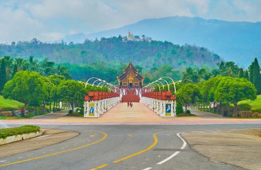 Chiang Mai, Tayland - 7 Mayıs 2019: Rajapruek parkının kraliyet sokağı ve arkaplanda yeşil dağlar, 7 Mayıs 'ta Chiang Mai