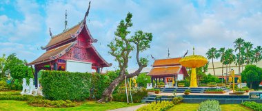 Chiang Mai, Tayland - 7 Mayıs 2019: Rajapruek Park Panoraması 'nda altın duş ağacı heykeli, iki simetrik Lanna tarzı pavyon ve büyük ayin çanları 7 Mayıs' ta Chiang Mai 'de
