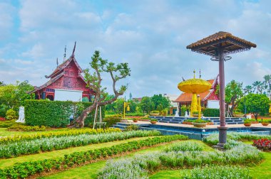 Chiang Mai, Tayland - 7 Mayıs 2019: 7 Mayıs 'ta Chiang Mai' de, Rajapruek parkının merkez caddesini süsleyen, altın duş ağacı heykelinin etrafındaki süs çiçekleri