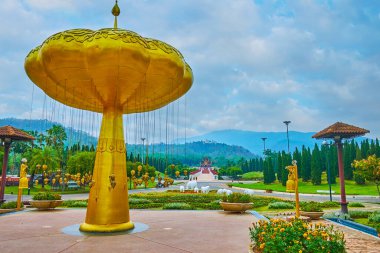Chiang Mai, Tayland - 7 Mayıs 2019: Rajapruek parkının sembolü olan ve 7 Mayıs 'ta Chiang Mai' deki turistik alanlardan biri olan altın duş ağacı heykeli
