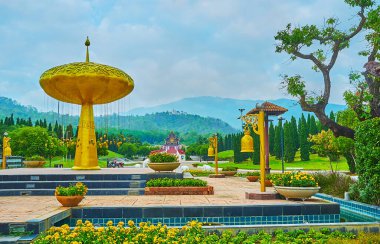 Chiang Mai, Tayland - 7 Mayıs 2019: Tayland Kraliyet Rajapruek Parkı 'ndaki Ulusal Tayland ağacı ve kutsal Bodhi ağacını simgeleyen altın ağaç heykeli, 7 Mayıs' ta Chiang Mai