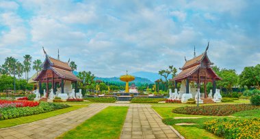 Chiang Mai, Tayland - 7 Mayıs 2019: Rajapruek Kraliyet Parkı Panoraması altın ağaç heykeli ile çevrili, beyaz Singha aslanları, Sala köşkleri ve renkli çiçeklerle çevrili, 7 Mayıs 'ta Chiang Mai' de