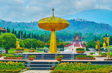 Chiang Mai, Tayland - 7 Mayıs 2019: Rajapruek parkının ana sokağından manzara - çiçekler ve büyük çanlar ile çevrili altın duş ağacı heykeli ve 7 Mayıs 'ta Chiang Mai' de Royal Pavilion
