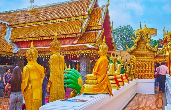 Chiang Mai, Tayland - 7 Mayıs 2019: Wat Phra Doi Suthep Tapınağı 'ndaki altın Buda resimlerinin arkası, 7 Mayıs' ta Chiang Mai 'de dekore edildi.